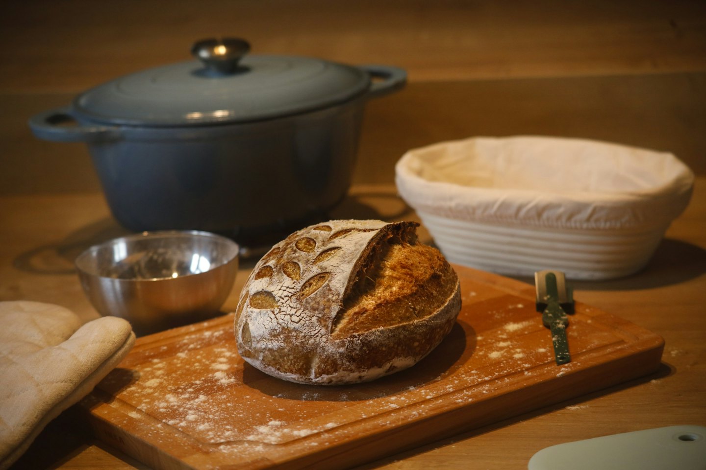 Pane casereccio a lievitazione naturale su un tagliere di legno.